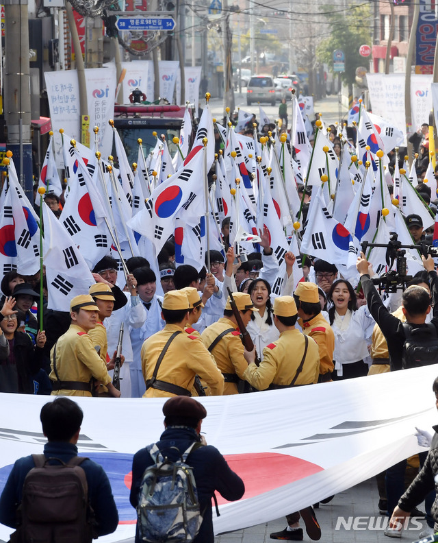 【부산=뉴시스】 하경민 기자 = 제100주년 3·1절인 1일 부산 동래시장에서 열린 '동래 3·1독립만세운동' 재현 행사에 참가한 학생과 시민 등 수천 명이 "대한독립만세"를 외치고 있다. 2019.03.01.  yulnetphoto@newsis.com