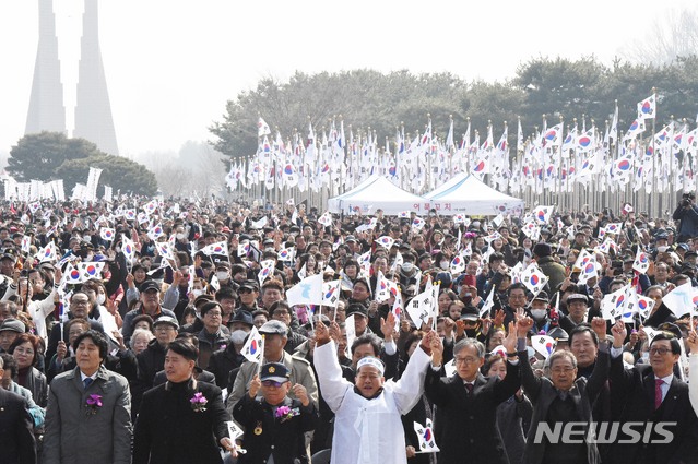 【천안=뉴시스】 함형서 기자 =제 100주년 3.1절을 맞은 1일 오후 충남 천안시 독립기념관에서 기념식이 열려 시민들이 만세 삼창을 하고 있다. 2019.03.01. foodwork23@newsis.com