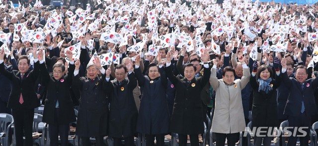 【서울=뉴시스】전신 기자 = 1일 서울 광화문광장에서 열린 제100주년 3.1절 기념식에서 이낙연(왼쪽) 국무총리, 더불어민주당 이해찬(왼쪽 네번째부터) 대표, 자유한국당 황교안 대표, 바른미래당 손학규 대표, 민주평화당 정동영 대표, 정의당 이정미 대표, 김부겸 행정안전부 장관이 만세삼창하고 있다. 2019.03.01.  photo1006@newsis.com