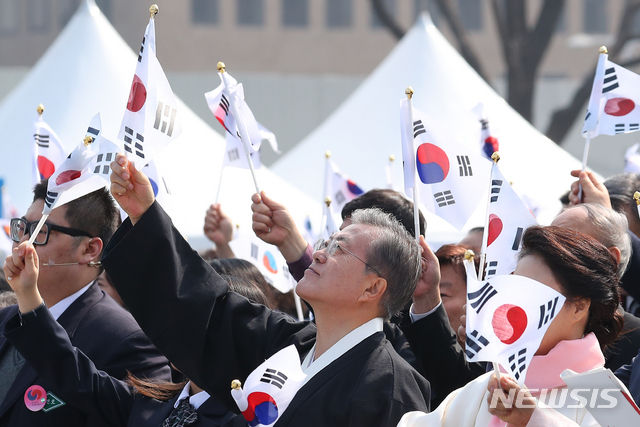 【서울=뉴시스】전신 기자 = 문재인 대통령이 1일 서울 광화문광장에서 열린 제100주년 3.1절 기념식에서 만세삼창을 마친 후 태극기를 흔들고 있다. 2019.03.01.  photo1006@newsis.com