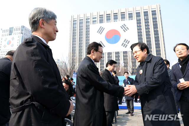 【서울=뉴시스】전신 기자 = 1일 서울 광화문광장에서 열린 제100주년 3.1절 기념식에서 더불어민주당 이해찬 대표와 자유한국당 황교안 대표가 인사하고 있다. 2019.03.01.  photo1006@newsis.com