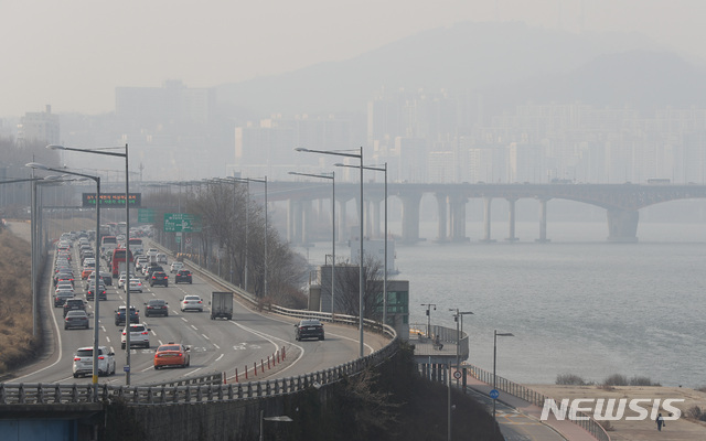 【서울=뉴시스】이윤청 수습기자 = 수도권을 포함한 서쪽 지역에 미세먼지 비상저감조치가 시행된 1일 오후 서울 영동대교에서 바라본 도심이 뿌옇게 보이고 있다. 2019.03.01.  radiohead@newsis.com