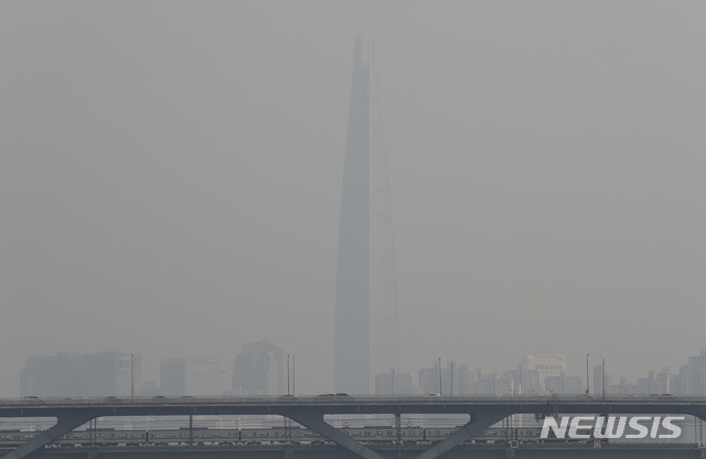 【서울=뉴시스】이윤청 수습기자 = 수도권을 포함한 서쪽 지역에 미세먼지 비상저감조치가 시행된 1일 오후 서울 영동대교에서 바라본 도심이 뿌옇게 보이고 있다. 2019.03.01. radiohead@newsis.com