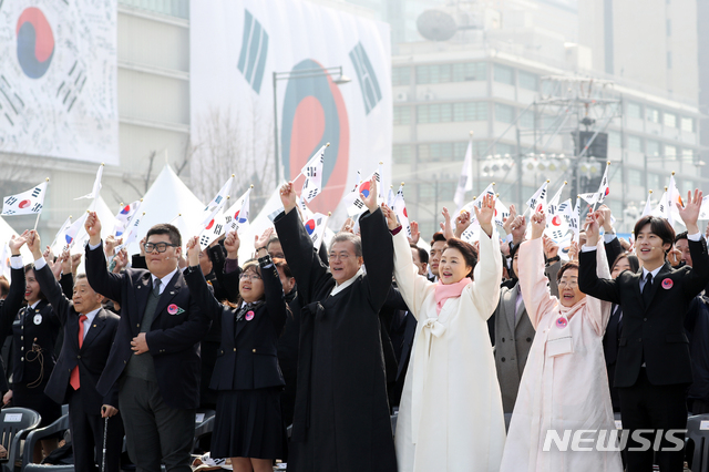 【서울=뉴시스】전신 기자 = 문재인 대통령과 부인 김정숙 여사가 1일 서울 광화문광장에서 열린 제100주년 3.1절 기념식에서 만세삼창을 하고 있다. 2019.03.01. photo1006@newsis.com