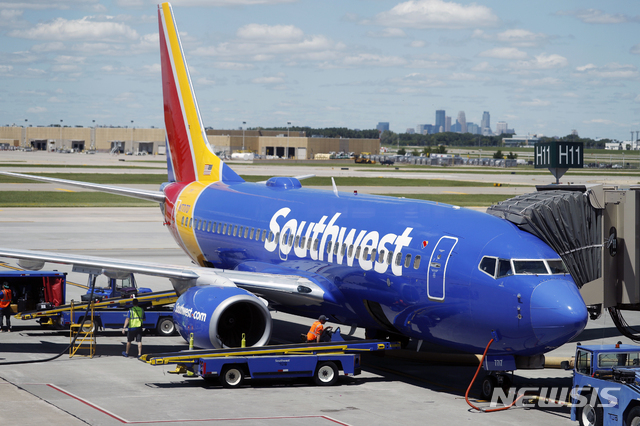 미국 사우스웨스트 항공이 최근 두 차례 추락사고를 일으킨 보잉 737 맥스8 기종의 운항 중단을 오는 8월5일까지 연장한다. < AP 자료사진 > 2019.04.13