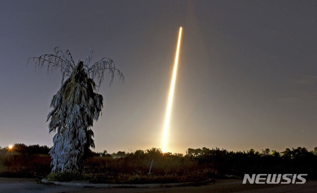 【비에라=AP/뉴시스】스페이스X 사의 승무원 탑승용 캡슐 '크루 드래곤'을 탑재한 팰콘9 로켓이 2일(현지시간) 미 플로리다주 케네디 우주센터 39A 발사대에서 발사되는 모습이 비에라 지역에서 관측되고 있다. 2019.03.02.