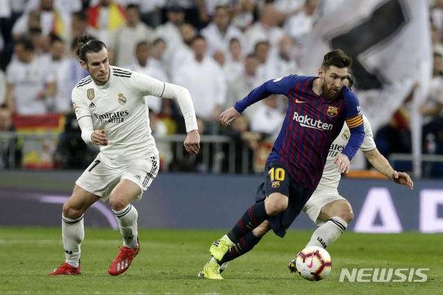 [마드리드=AP/뉴시스]스페인 라리가 바르셀로나의 리오넬 메시가 지난 3월2일(현지시간) 마드리드 베르나베우 경기장에서 열린 레알 마드리드와의 경기에서 뛰고 있다. 2019.11.25