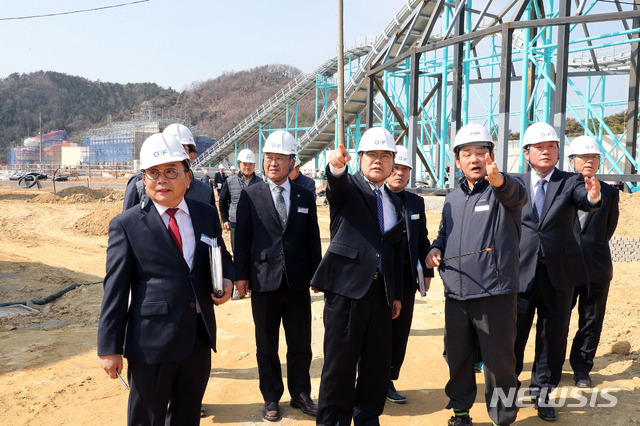 【창원=뉴시스】강경국 기자 = 허성무 경남 창원시장이 지난달 4일 마산로봇랜드 조성 사업 현장을 방문해 사업 추진 상황을 점검하고 있다. 2019.04.11. (사진=창원시청 제공) photo@newsis.com