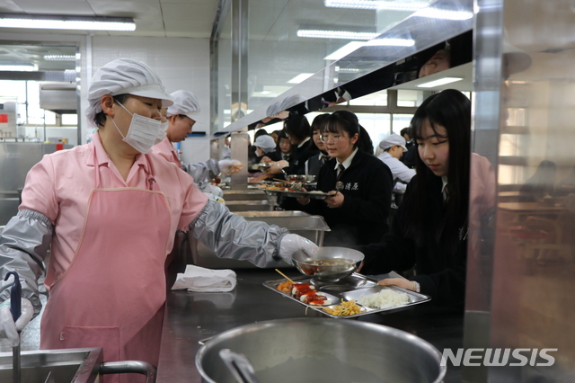 【청주=뉴시스】지난 3월 충북 청원고등학교에서 학생들이 급식을 받고 있다. 서울시교육청은 학교급식 잔반줄이기를 위한 매뉴얼을 발간하고 학생과 학부모, 조리원을 대상으로 교육에 나선다.(사진=뉴시스 DB)