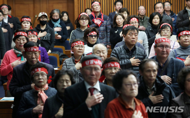 【서울=뉴시스】홍효식 기자 = 4일 오후 서울 여의도 국회 헌정기념관 대회의실에서 열린 바른미래당 아파트특별위원회 '공공임대아파트 분양전환절차의 문제점과 개선방향' 토론회에서 참석자들이 단결투쟁 머리띠를 메고 국민의례를 하고 있다. 2019.03.04. yesphoto@newsis.com