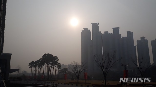 【전주=뉴시스】한훈 기자 =5일 9시30분께 전북도청 청사에서 바라 본 하늘이다. 미세먼지로 말미암아 구름없는 태양이 뿌옇게 보이고 있다.2019.03.05. photo@newsis.com 