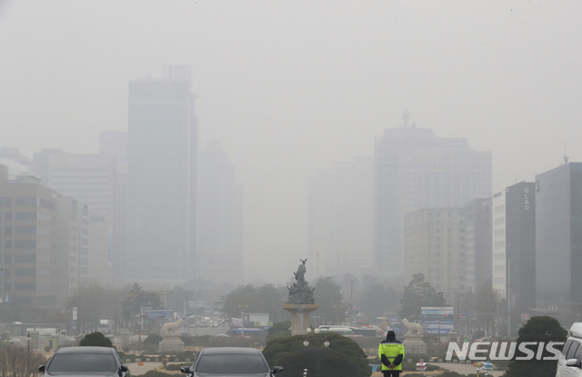 【서울=뉴시스】이종철 기자 = 서울시는 5일 오전 1시를 기해 초미세먼지(PM-2.5) 경보를 발령한 가운데 서울 여의도 국회에서 바라본 여의도 일대가 뿌옇게 보이고 있다. 2019.03.05. jc4321@newsis.com