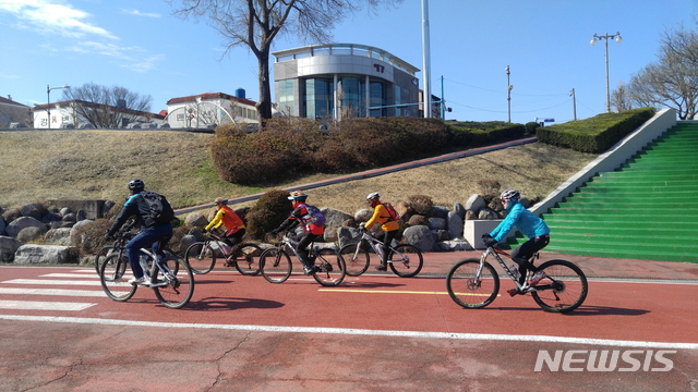 【진주=뉴시스】자전거 동호인들이 자전거도로를 달리는 모습. (사진= 뉴시스 DB)
