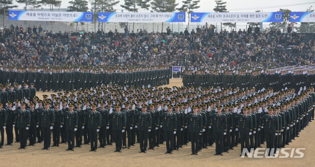 【괴산=뉴시스】김재광 기자 = 충북 괴산 육군학생군사학교(학군교)는 6일 대연병장에서 정경두 국방부 장관 주관으로 학군장교(ROTC) 임관식을 거행했다.2019.03.06.(사진=괴산군 제공) photo@newsis.com