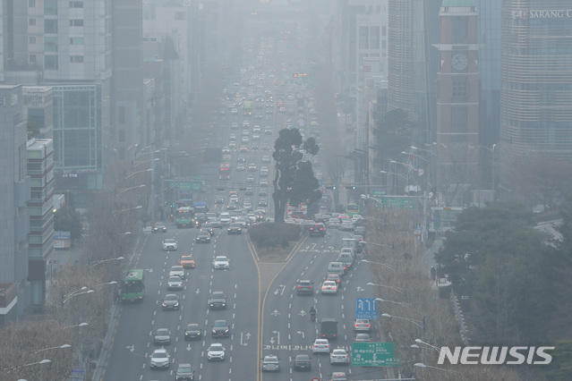 【서울=뉴시스】이윤청 수습기자 = 수도권과 충청 일부 지역에 고농도 미세먼지 비상저감조치가 사상 처음으로 엿새 연속 발령된 6일 오전 서울 서초구 누에다리에서 바라본 도심이 뿌옇게 보이고 있다. 2019.03.06. radiohead@newsis.com