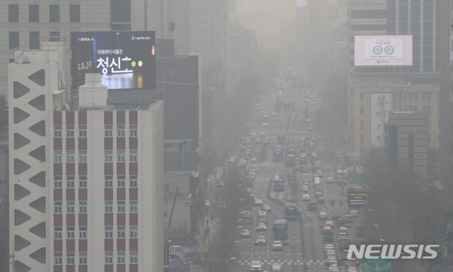 【서울=뉴시스】 고범준 기자 = 수도권에 초미세먼지경보가 내려지는 등 6일째 미세먼지 비상저감조치가 발령된 6일 오전 서울 종로구 일대가 뿌옇게 보이고 있다. 2019.03.06.  bjko@newsis.com