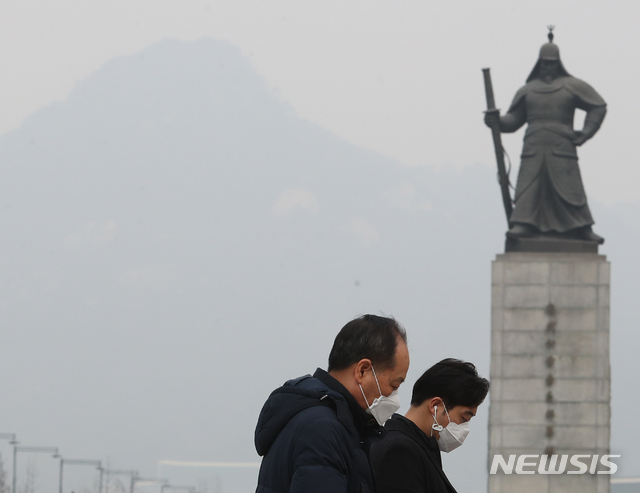 【서울=뉴시스】박주성 기자 = 수도권에 사상 처음으로 엿새째 미세먼지 비상저감조치가 발령된 가운데 6일 오전 서울 광화문사거리에 시민들이 마스크를 쓰고 출근을 하고 있다. 2019.03.06.  park7691@newsis.com