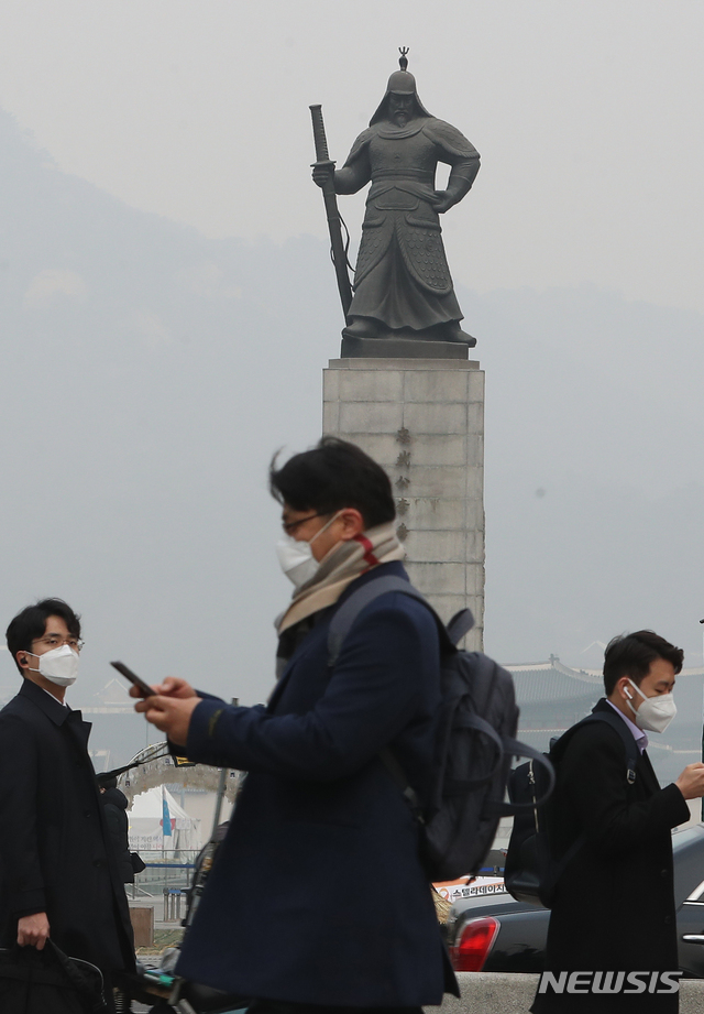 【서울=뉴시스】박주성 기자 = 수도권에 사상 처음으로 엿새째 미세먼지 비상저감조치가 발령된 가운데 6일 오전 서울 광화문사거리에 시민들이 마스크를 쓰고 출근을 하고 있다. 2019.03.06.  park7691@newsis.com