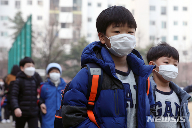 【서울=뉴시스】김병문 수습기자 = 미세먼지 비상저검조치가 엿새째 이어지고 있는 6일 오전 서울 영등포구 여의도초등학교에서 마스크를 착용한 학생들이 등교하고 있다. 2019.03.06. dadazon@newsis.com