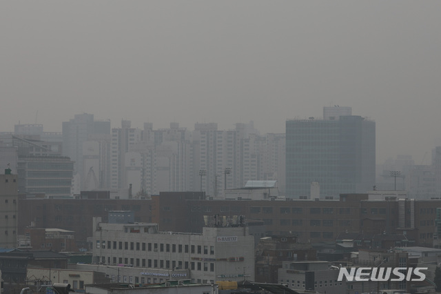 【서울=뉴시스】박미소 수습기자 = 수도권 등에 사상 첫 6일 연속 미세먼지 비상저감조치가 발령된 6일 오전 서울 성동구 인근 건물 옥상에서 내려다 본 도심이 뿌옇다. 2019.03.06. misocamera@newsis.com