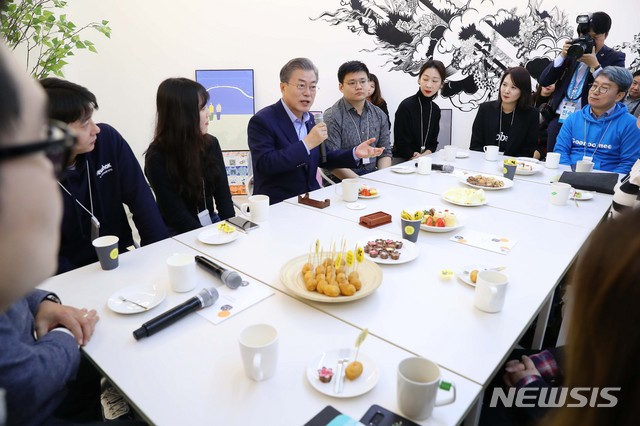 【서울=뉴시스】전신 기자 = 문재인 대통령이 6일 서울 강남구 디캠프에서 열린 제2벤처 붐 확산 전략 보고회에 앞서 입주기업 대표 및 종사자들과 환담하고 있다. 2019.03.06.  photo1006@newsis.com