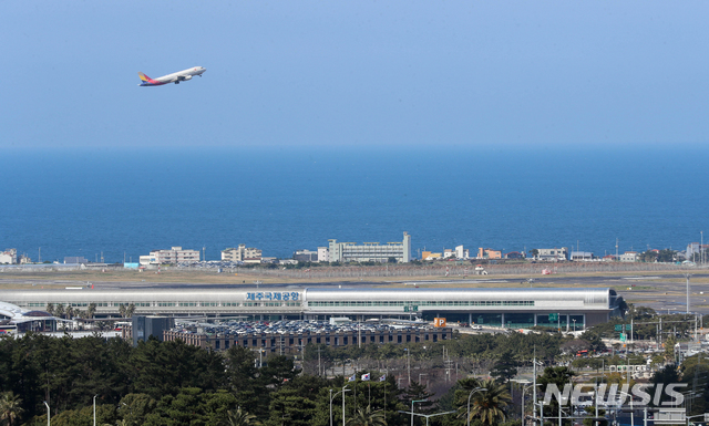 [제주=뉴시스]우장호 기자 = 지난해 3월6일 오후 제주국제공항에서 비행기 한 대가 파란 하늘을 향해 이륙하고 있다. 2019.03.06. woo1223@newsis.com <사진은 기사 내용과 직접 관련이 없습니다>