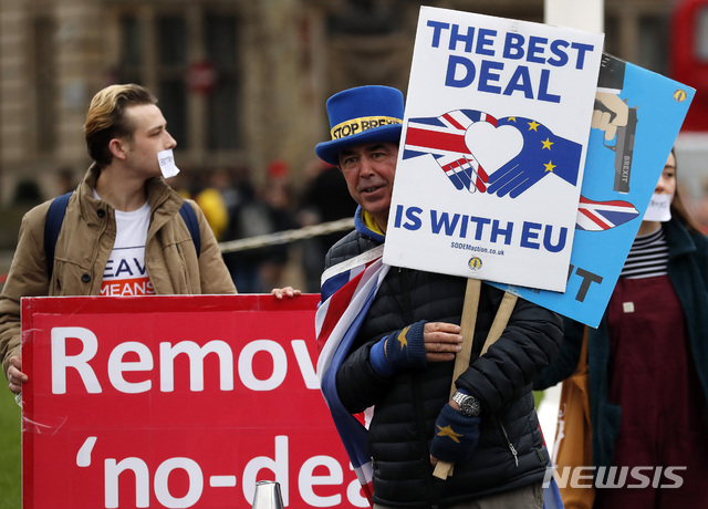 【런던=AP/뉴시스】 영국 런던 국회의사당 앞에서 6일(현지시간) 시민들이 브렉시트에 대한 자신의 입장을 밝힌 손 팻말과 플래카드를 들고 시위를 벌이고 있다.  2019.03.11 