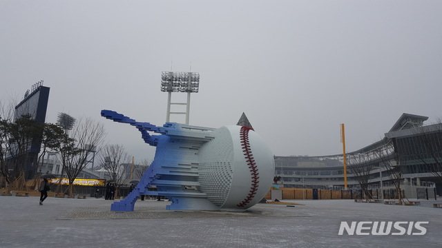 【창원=뉴시스】강경국 기자 = 경남 창원의 새로운 랜드마크가 될 창원NC파크 마산구장이 오는 18일 개장식을 앞두고 지난 6일 언론에 공개된 가운데 야구장 입구에 홈런타자 조형물이 설치돼 있다. 2019.03.07. kgkang@newsis.com