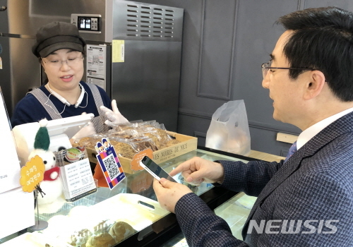 【서울=뉴시스】이동진 도봉구청장의 제로페이 결제 모습. 2019.03.07. (사진=도봉구 제공) 