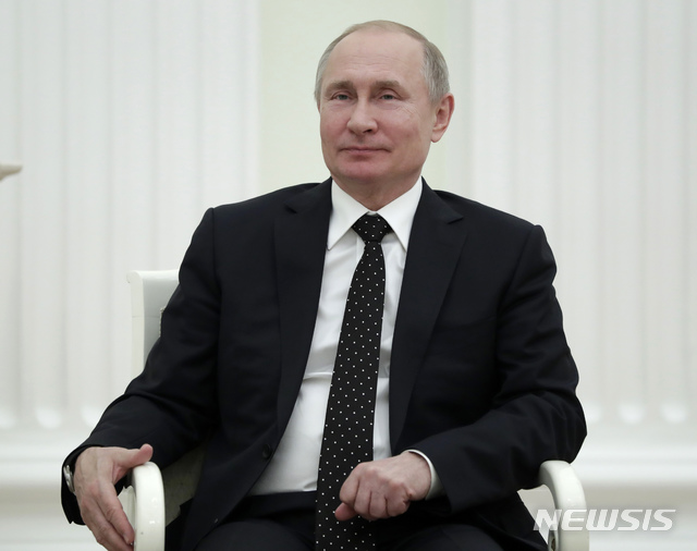 【모스크바=AP/뉴시스】 블라디미르 푸틴 러시아 대통령이 3월 6일 모스크바 크렘린궁에서 기자들의 질문을 받고 있다. 2019.03.07.