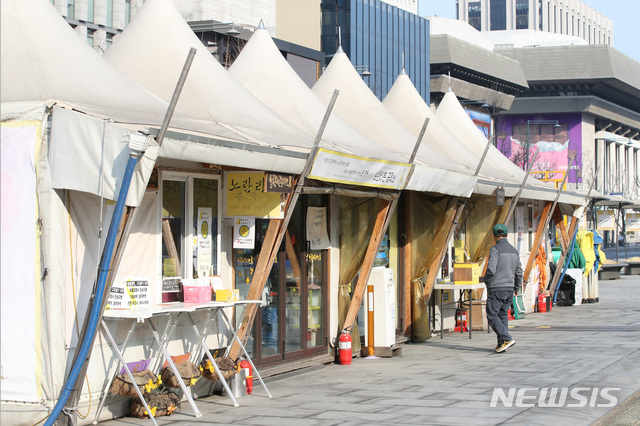 【서울=뉴시스】박미소 수습기자 = 세월호 유가족들이 세월호 천막을 다음주 중으로 자진 철거할 예정인 것으로 알려진 7일 오전 서울 종로구 광화문 광장에 설치된 세월호 천막의 모습. 7일 서울시가 광화문광장에 새롭게 조성할 세월호 참사 추모 '기억공간' 설치안을 승인하면서 세월호 참사 5주기를 맞이해 다음달 16일 전에 시민에 '기억공간'을 시민에 공개할 예정이다. 2019.03.07.  misocamera@newsis.com