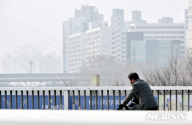 【대구=뉴시스】우종록 기자 = 대구지역 미세먼지 농도가 ‘나쁨’ 단계를 보인 7일 오전 대구 중구 대봉동 수성교에서 마스크를 쓴 시민이 자전거로 이동하고 있다. 2019.03.07. wjr@newsis.com