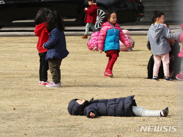 【서울=뉴시스】서울 광화문 인근 유치원 어린이들이 나들이 나와 웃으며 뛰어 놀고 있다. (사진=뉴시스 DB)