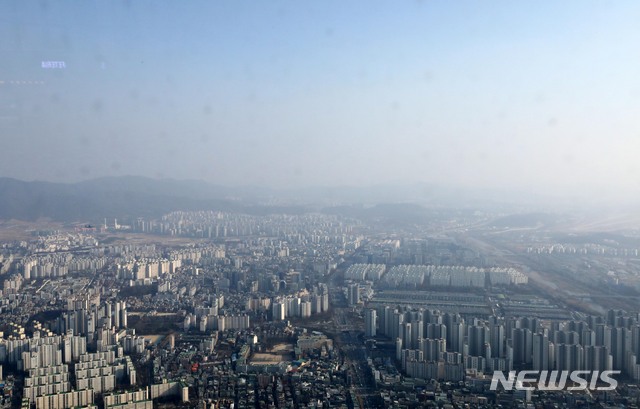 【서울=뉴시스】 고범준 기자 = 지난 7일 오후 서울 송파구에서 바라본 서울 도심. 2019.03.07. bjko@newsis.com