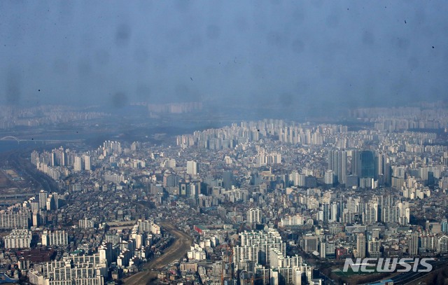 【서울=뉴시스】 고범준 기자 = 일주일 넘게 말썽을 부리던 미세먼지가 조금씩 걷히고 있는 7일 오후 서울 송파구에서 바라본 서울 도심이 보이고 있다.  앞으로 바람이 점점 더 강해지면서 차차 먼지가 흩어지겠고 내일은 일부 충청과 전북을 제외하고는 대부분 보통 수준을 나타내겠다. 2019.03.07.  bjko@newsis.com 