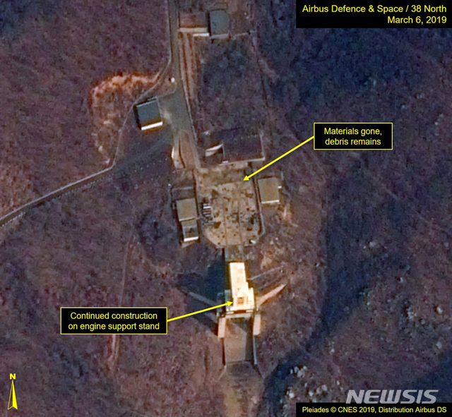 【워싱턴=AP/뉴시스】6일(현지시간) 북한 전문 매체 38노스는 북한 동창리 소해 미사일 발사장 위성 사진 분석을 통해 발사장 복원 움직임이 감지됐다고 전했다.   이번 복원 감지는 지난 2월 28일 결렬된 북미정상회담 이후 진행된 것이어서 북한이 미국을 압박하기 위한 카드라는 분석도 있다.  이에 대해 트럼프 대통령은 "다소 실망스럽다"고 말했으며 존 볼턴 백악관 국가안보보좌관은 "북한이 미사일 활동을 시작했다고 단정 짓기엔 아직 이르다"고 밝혔다. 2019.03.08.