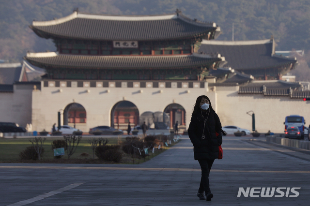 【서울=뉴시스】김병문 수습기자 = 미세먼지 농도 '보통' 수준을 보이는 8일 오전 서울 종로구 광화문광장 일대에서 마스크를 착용한 시민 뒤로 광화문이 선명하게 보이고 있다. 2019.03.08. dadazon@newsis.com