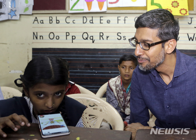 【뭄바이=AP/뉴시스】순다르 피차이 구글 최고경영자가 8일(현지시간) 인도 뭄바이에서 구글이 출시한 독서 지도 앱 '볼로'를 어린이들에게 시연하고 있다. 구글은 읽을거리가 많지 않은 시골 어린이들을 위한 음성 기반 독서 지도 앱 '볼로'를 안드로이도용으로 출시했다. 2019.03.08.