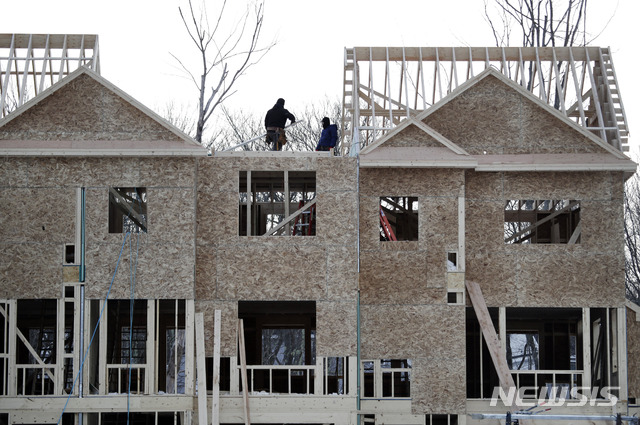 【솔즈베리(미 매사추세츠주)=AP/뉴시스】지난 1월23일 미 매사추세츠주 솔즈베리에서 노동자들이 새 집을 짓고 있다. 지난 1월 미국의 신규 주택 건설 착공이 18.6%나 크게 증가했다고 미 상무부가 8일 밝혔다. 2019.3.8 