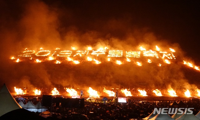 2019년 제주시 애월읍 새별오름에서 제주들불축제 오름 불 놓기가 펼쳐지고있다. 지난해에는 코로나19 탓에 개최하지 않았다. 