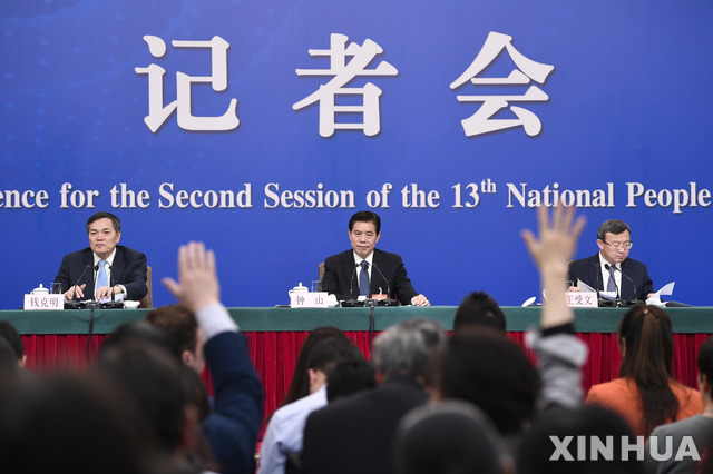 【베이징=신화/뉴시스】중산 중국 상무부장(가운데), 왕서우원 상무부 부부장(오른쪽), 첸커밍 부부장이 9일 전국인민대표대회 기자회견에서 기자들의 질문을 받고 있다. 2019.03.09.