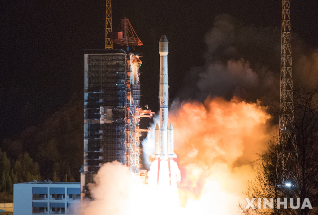 【시창(중 쓰촨성)=신화/뉴시스】10일 중국 쓰촨성에 있는 시창위성발사센터에서 통신·방송 위성 '중싱(中星)-6C'를 탑재한 창정 3호 B형 로켓이 발사되고 있다. 이번 발사는 창정 계열 로켓의 300번째 발사로 알려졌다. 2019.03.10