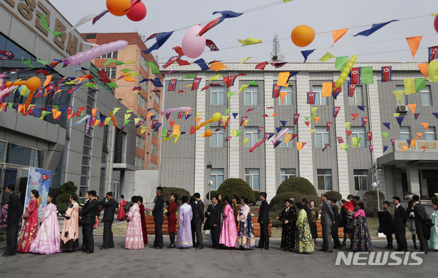 【평양=AP/뉴시스】지난 3월10일 북한에서 제14기 최고인민회의 대의원 선거가 치러져 유권자들이 평양의 한 투표소에서 순서를 기다리고 있다. 2019.03.10.