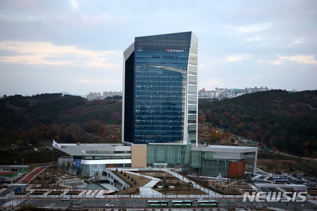 한국석유공사, 울산 중구에 냉풍기 136대 전달 