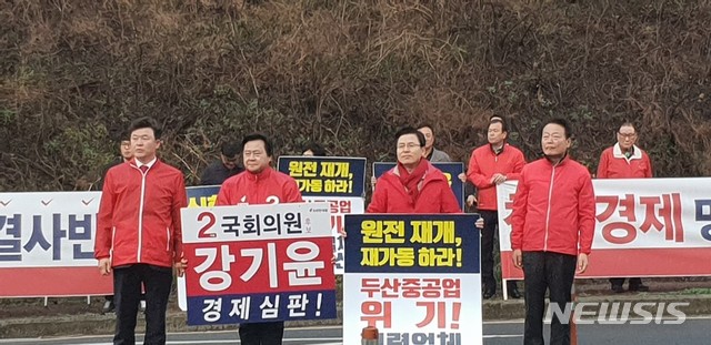 【창원=뉴시스】강경국 기자 =  자유한국당 황교안 대표가 11일 경남 창원시 성산구 두산중공업 후문에서 4·3 보궐선거 창원성산 한국당 강기윤 예비후보와 함께 출근길 인사를 하고 있다. 2019.03.11. (사진=강기윤 선거사무소 제공)photo@newsis.com