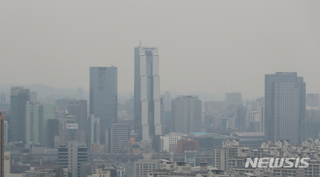 【서울=뉴시스】이영환 기자 = 서울과 수도권 미세먼지 농도가 나쁨으로 예보된 11일 오후 서울 송파구 롯데월드타워 스카이31에서 바라본 트레이드타워 일대가 흐릿하다. 2019.03.11.   20hwan@newsis.com