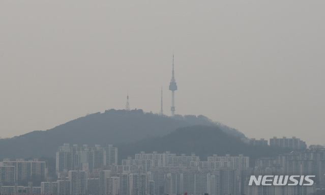 【서울=뉴시스】이영환 기자 = 서울과 수도권 미세먼지 농도가 나쁨으로 예보된 지난 11일 오후 서울 강남구 영동대교 북단에서 바라본 N서울타워 일대가 흐릿하다. 2019.03.11.  20hwan@newsis.com