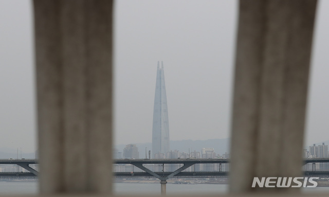 【서울=뉴시스】이영환 기자 = 서울과 수도권 미세먼지 농도가 나쁨으로 예보된 11일 오후 서울 강남구 영동대교 북단에서 바라본 롯데월드타워 일대가 흐릿하다. 2019.03.11.   20hwan@newsis.com