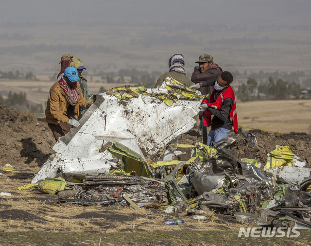 【아디스아바바=AP/뉴시스】11일(현지시간) 에티오피아 수도 아디스아바바 남동쪽 60km가량 떨어진 비쇼프투 마을 항공기 추락 현장에서 관계자들이 사고기 잔해를 조사하고 있다. 에티오피아 항공 측은 탑승자 157명이 사망한 보잉 737 맥스 8기의 추락과 관련해 사전 예방 차원에서 모든 동종 항공기의 이륙을 금지했다고 대변인이 밝혔다. 2019.03.11. 