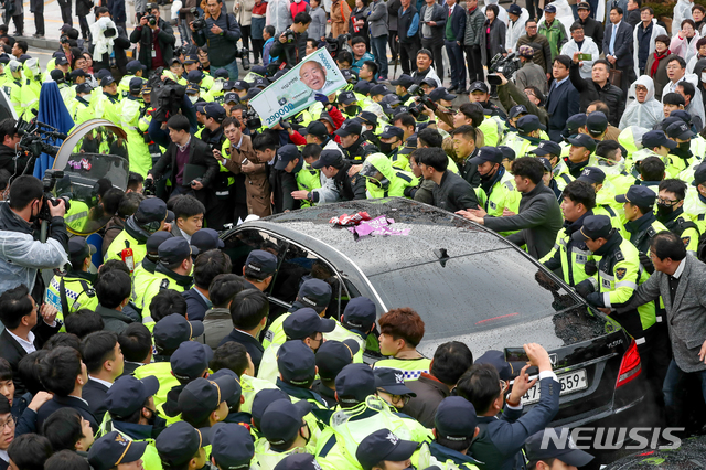 【광주=뉴시스】 류형근 기자 = 5·18 피해자들이 11일 광주지법에서 재판을 마치고 법원을 나서는 전두환 전 대통령이 탄 승용차 앞을 가로막고 항의하고 있다. 2019.03.11.  photo@newsis.com 